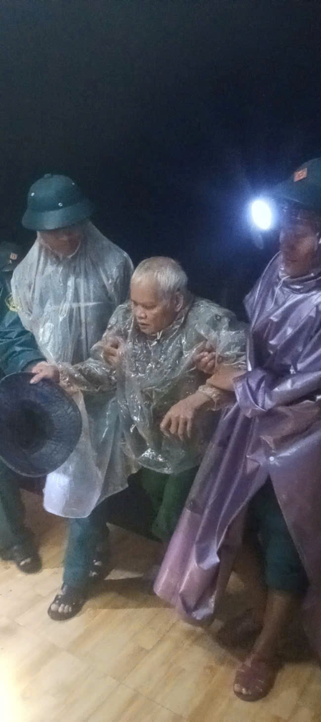 Lũ tiếp tục lên nhanh, khẩn trương di dời dân vùng ngập lũ đến nơi trú ẩn an toàn - ảnh 4