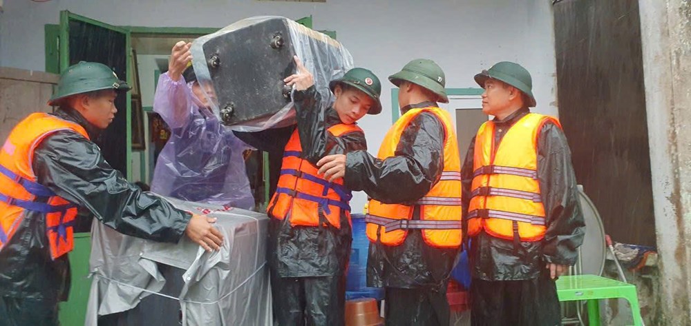 Lũ tiếp tục lên nhanh, khẩn trương di dời dân vùng ngập lũ đến nơi trú ẩn an toàn - ảnh 7