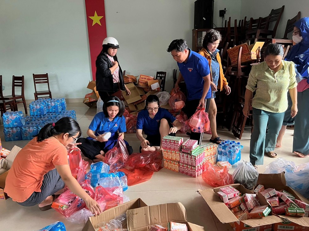 Những bữa ăn ấm lòng ngày mưa lũ - ảnh 7