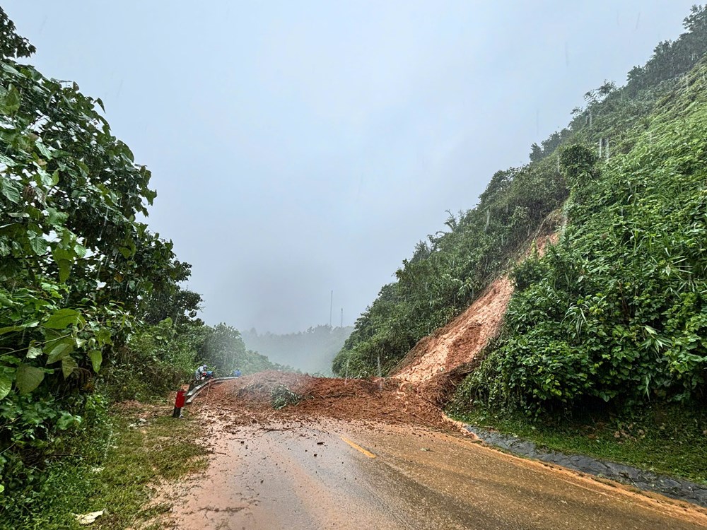 Lực lượng “tại chỗ” ứng chiến, hỗ trợ người dân vùng sạt lở, ngập lũ - ảnh 4
