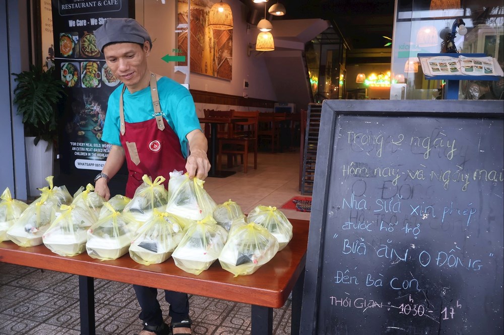 Những bữa ăn ấm lòng ngày mưa lũ - ảnh 9