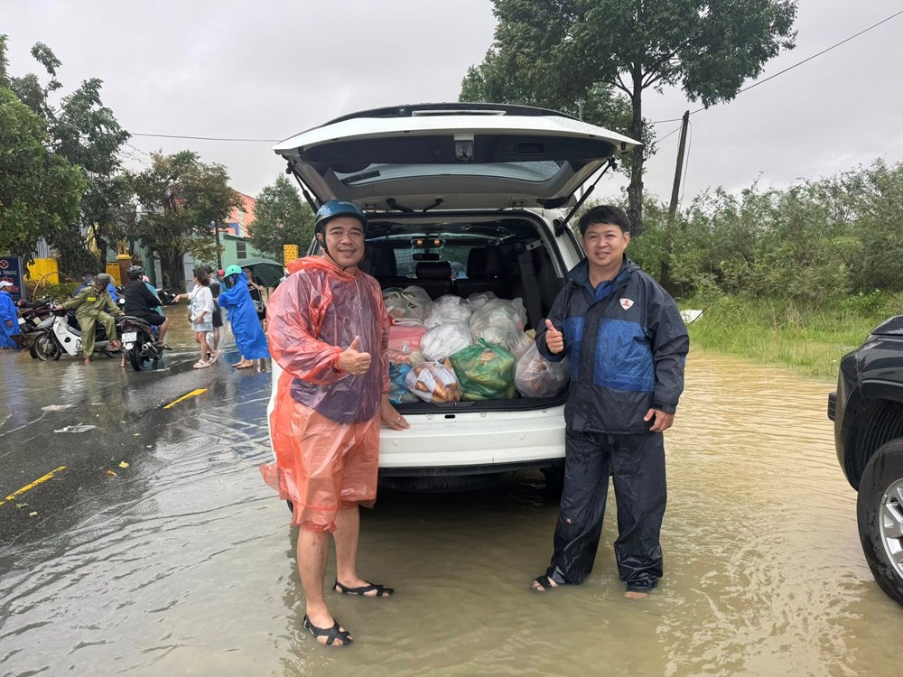 Những bữa ăn ấm lòng ngày mưa lũ - ảnh 12