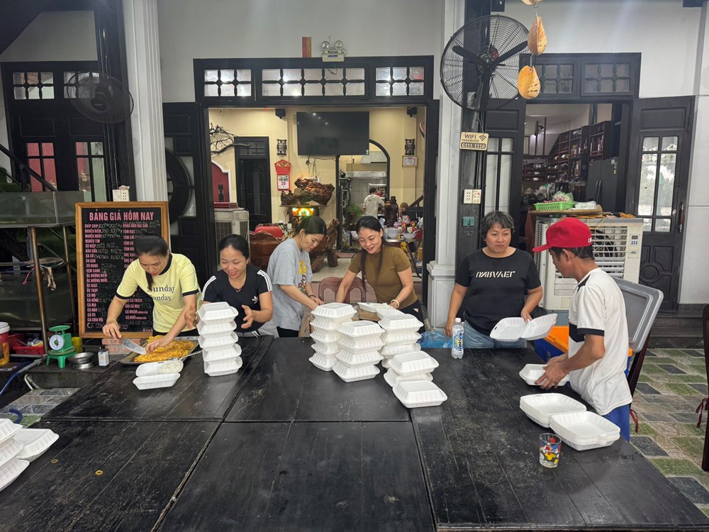 Những bữa ăn ấm lòng ngày mưa lũ - ảnh 11