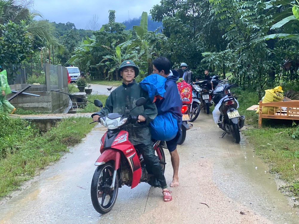 Lực lượng “tại chỗ” ứng chiến, hỗ trợ người dân vùng sạt lở, ngập lũ - ảnh 15