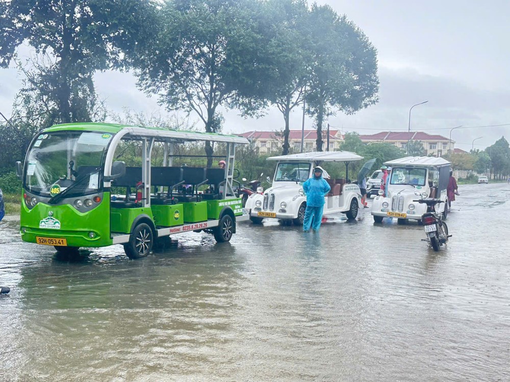 Những bữa ăn ấm lòng ngày mưa lũ - ảnh 1