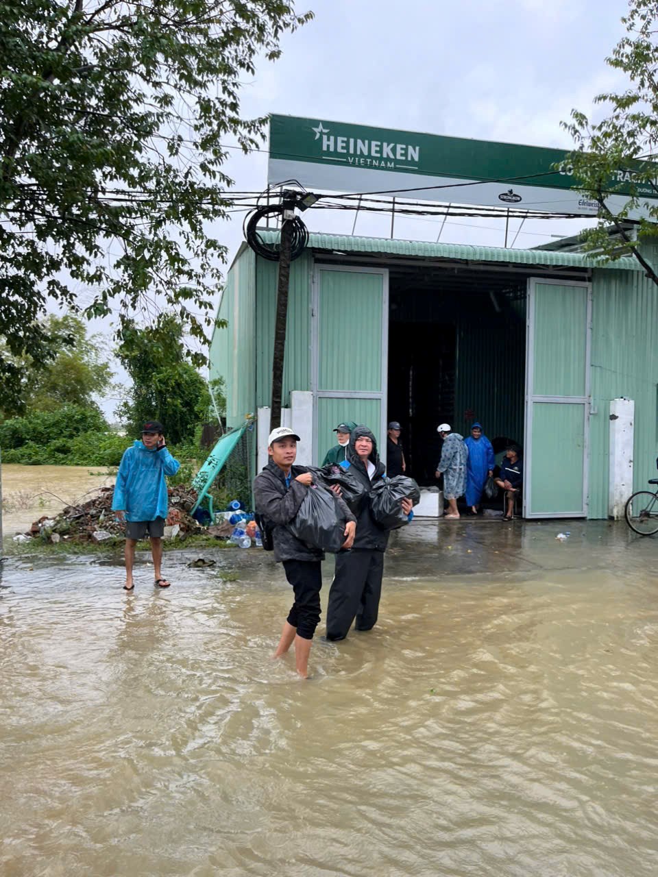 Những bữa ăn ấm lòng ngày mưa lũ - ảnh 8