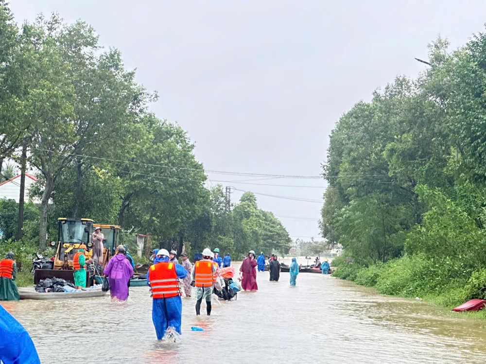 Những bữa ăn ấm lòng ngày mưa lũ - ảnh 4