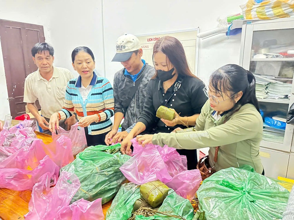 Những bữa ăn ấm lòng ngày mưa lũ - ảnh 2