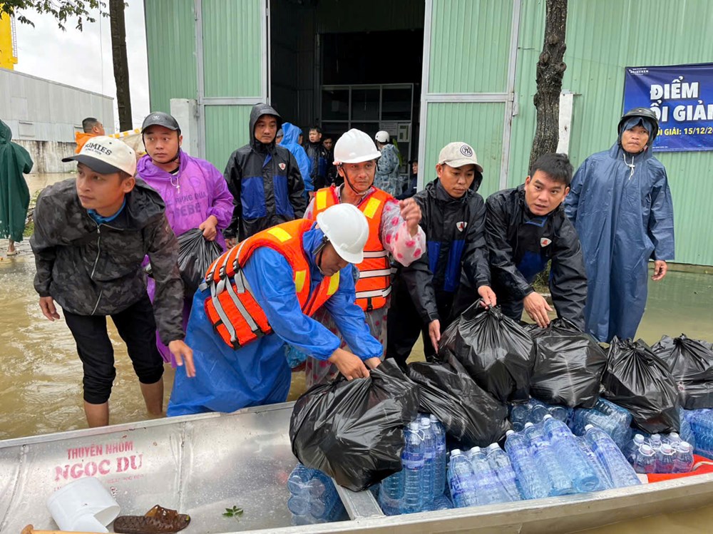 Những bữa ăn ấm lòng ngày mưa lũ - ảnh 5