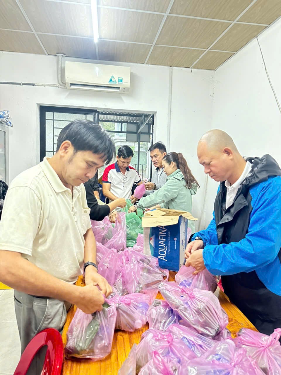 Những bữa ăn ấm lòng ngày mưa lũ - ảnh 3