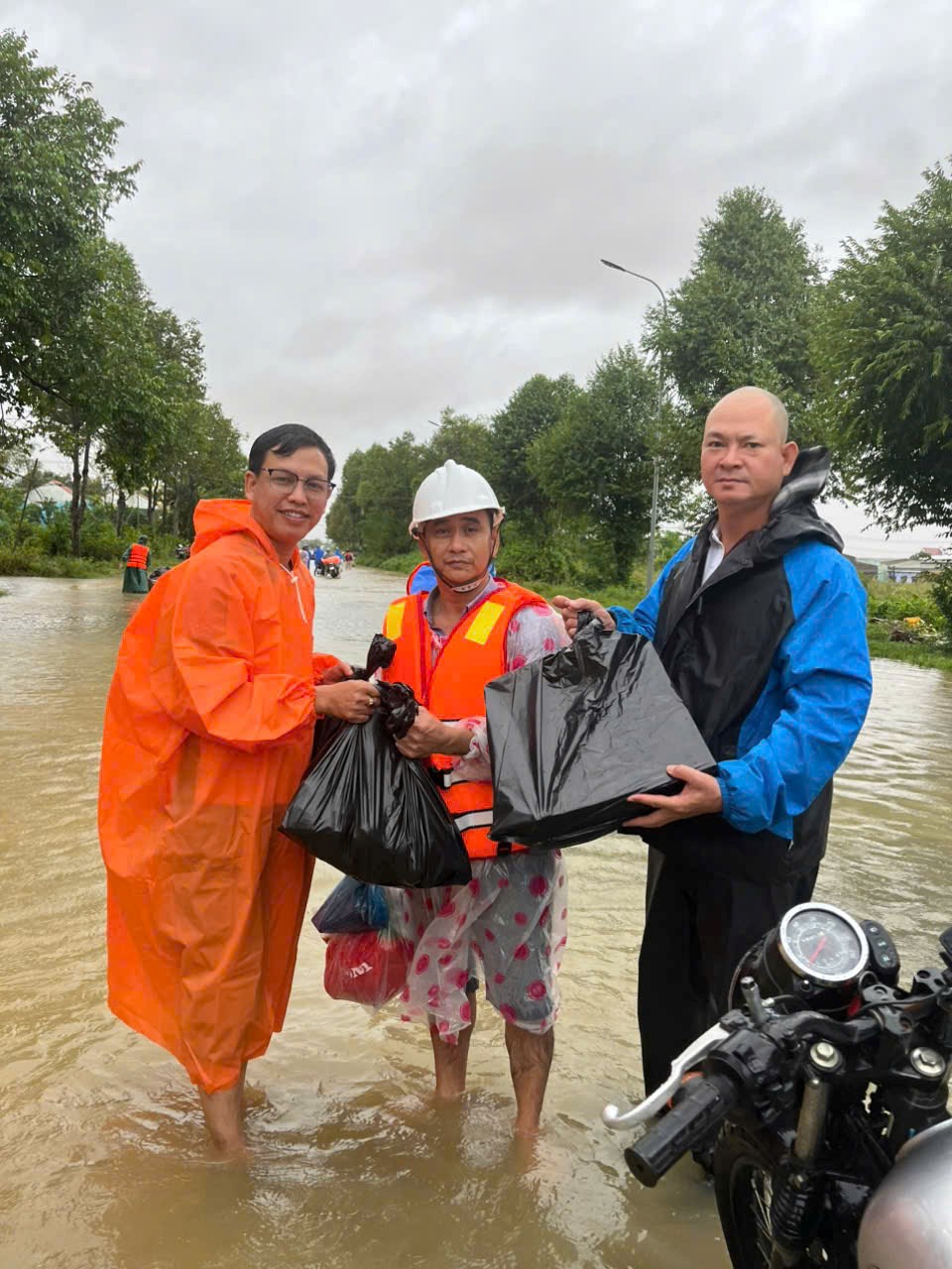 Những bữa ăn ấm lòng ngày mưa lũ - ảnh 6