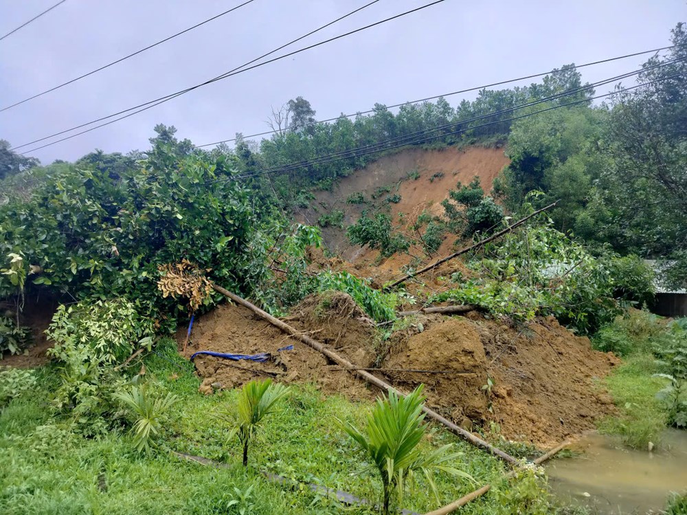 Lực lượng “tại chỗ” ứng chiến, hỗ trợ người dân vùng sạt lở, ngập lũ - ảnh 14