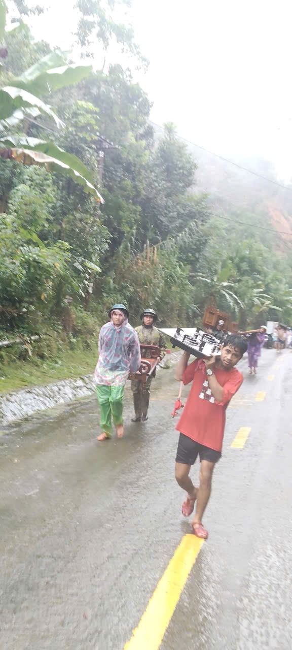 Lực lượng “tại chỗ” ứng chiến, hỗ trợ người dân vùng sạt lở, ngập lũ - ảnh 3