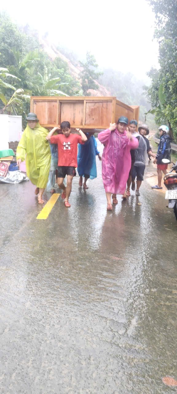 Lực lượng “tại chỗ” ứng chiến, hỗ trợ người dân vùng sạt lở, ngập lũ - ảnh 2