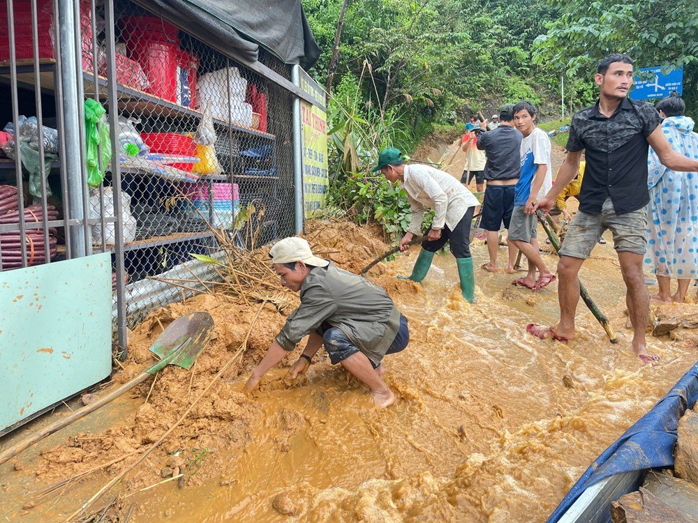 Lực lượng “tại chỗ” ứng chiến, hỗ trợ người dân vùng sạt lở, ngập lũ - ảnh 10