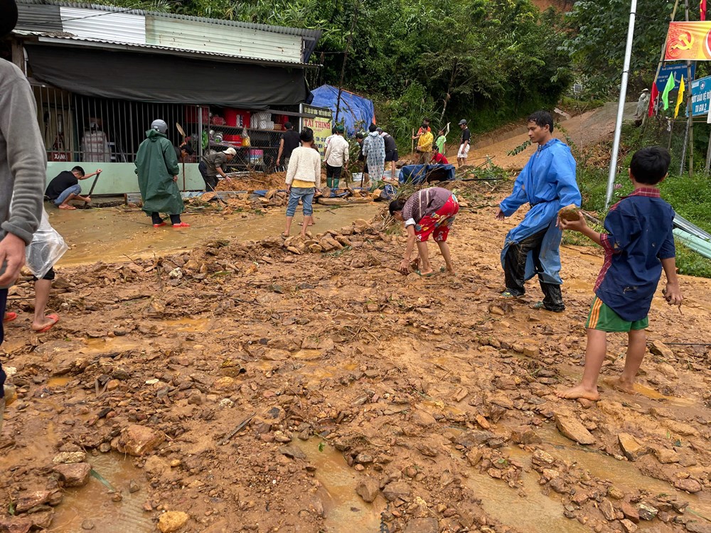 Lực lượng “tại chỗ” ứng chiến, hỗ trợ người dân vùng sạt lở, ngập lũ - ảnh 9