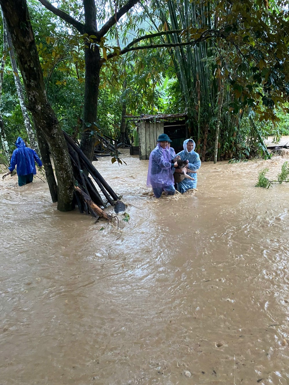 Lực lượng “tại chỗ” ứng chiến, hỗ trợ người dân vùng sạt lở, ngập lũ - ảnh 6