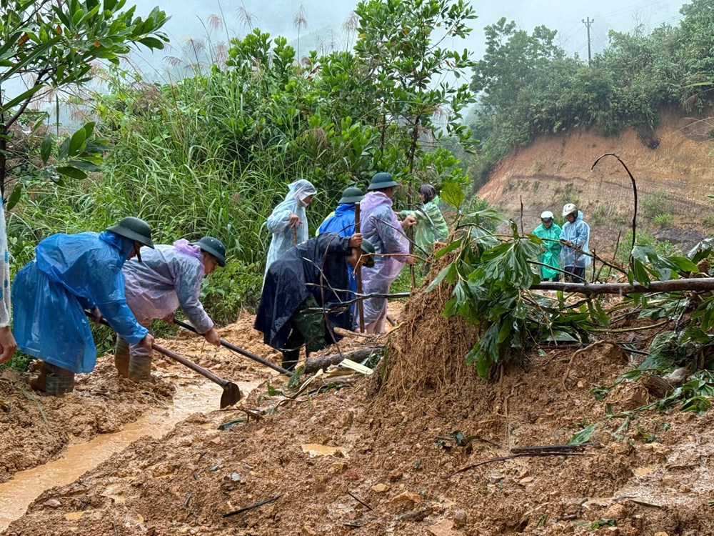Lực lượng “tại chỗ” ứng chiến, hỗ trợ người dân vùng sạt lở, ngập lũ - ảnh 8