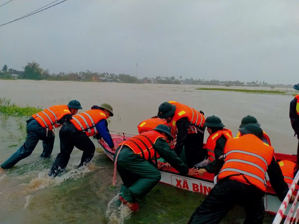 Lực lượng “tại chỗ” ứng chiến, hỗ trợ người dân vùng sạt lở, ngập lũ - ảnh 18