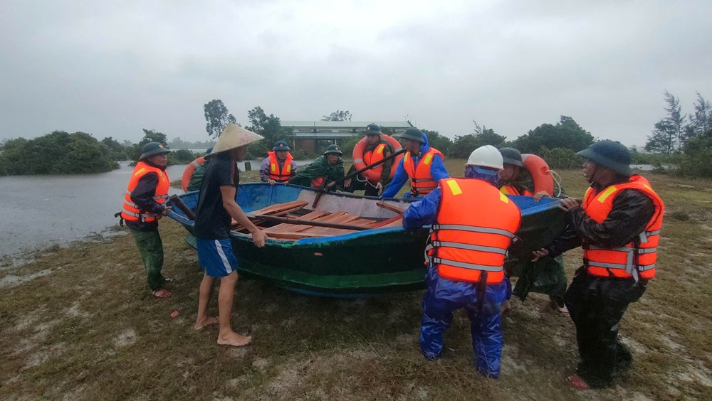 Lực lượng “tại chỗ” ứng chiến, hỗ trợ người dân vùng sạt lở, ngập lũ - ảnh 16
