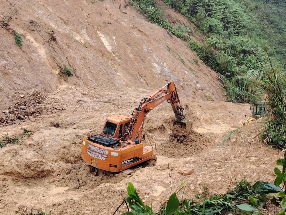Lực lượng “tại chỗ” ứng chiến, hỗ trợ người dân vùng sạt lở, ngập lũ - ảnh 12