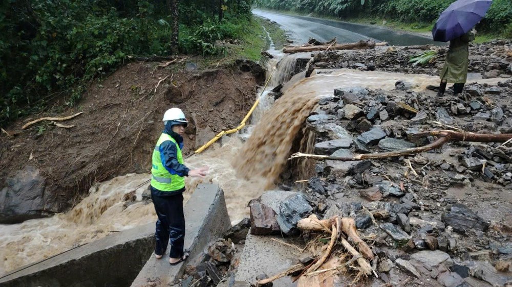 Lực lượng “tại chỗ” ứng chiến, hỗ trợ người dân vùng sạt lở, ngập lũ - ảnh 5