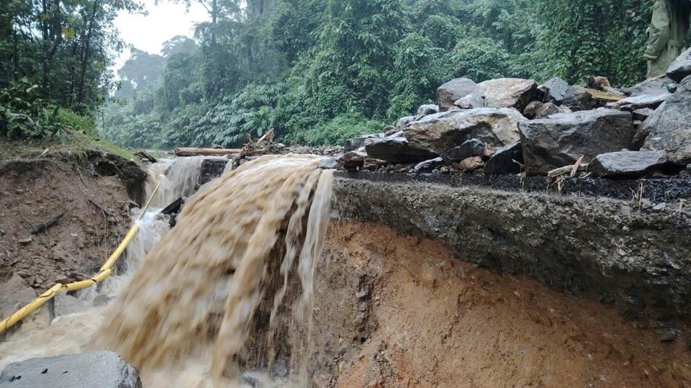Lực lượng “tại chỗ” ứng chiến, hỗ trợ người dân vùng sạt lở, ngập lũ - ảnh 11