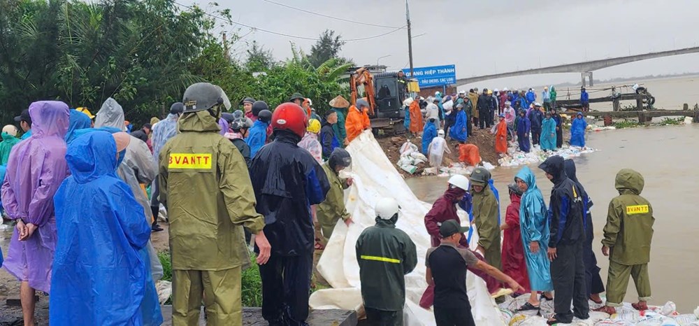 Khẩn trương khắc phục hậu quả mưa lũ, chủ động ứng phó với bão số 13 - ảnh 7