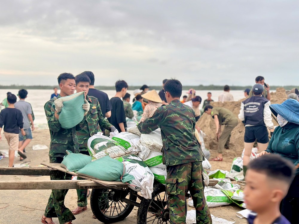 Khẩn trương khắc phục hậu quả mưa lũ, chủ động ứng phó với bão số 13 - ảnh 2