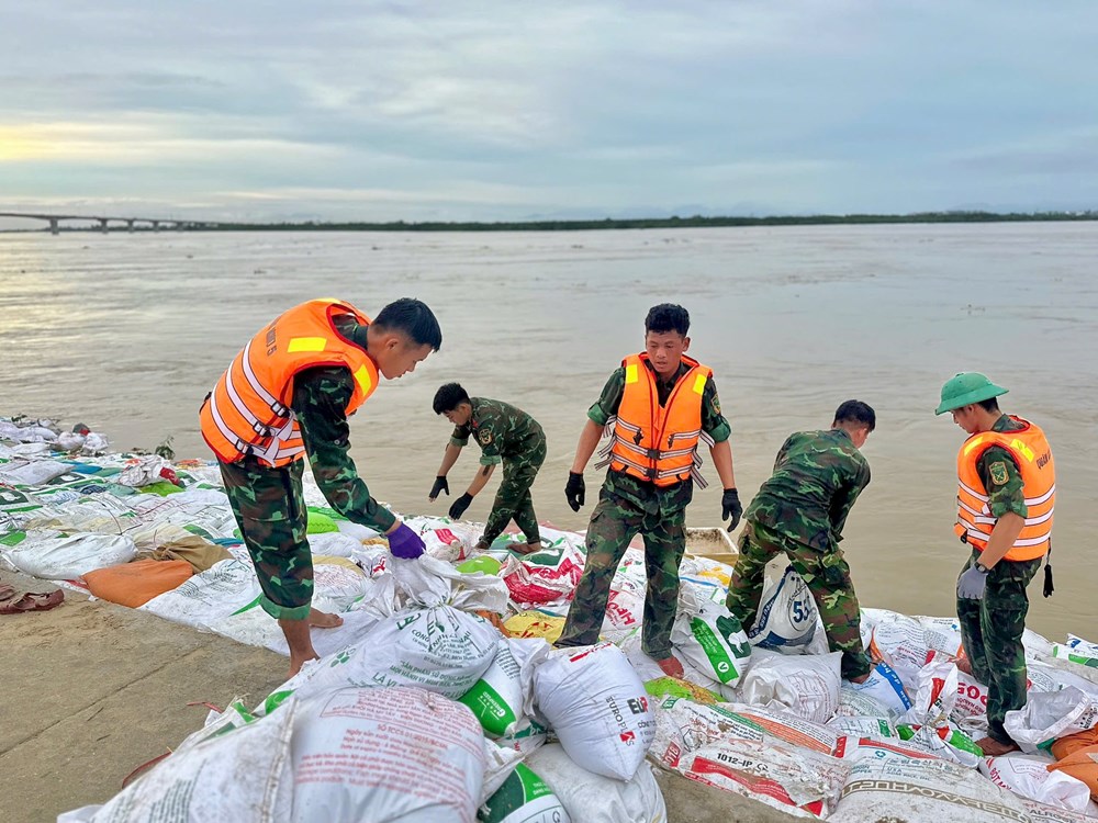 Khẩn trương khắc phục hậu quả mưa lũ, chủ động ứng phó với bão số 13 - ảnh 4