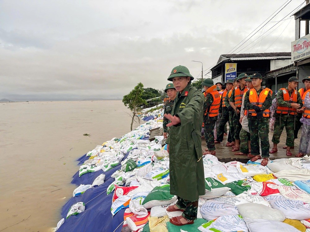 Khẩn trương khắc phục hậu quả mưa lũ, chủ động ứng phó với bão số 13 - ảnh 3