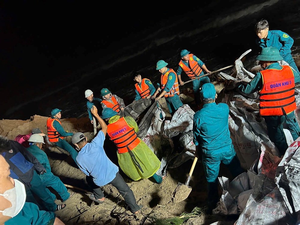 Khẩn trương khắc phục hậu quả mưa lũ, chủ động ứng phó với bão số 13 - ảnh 6