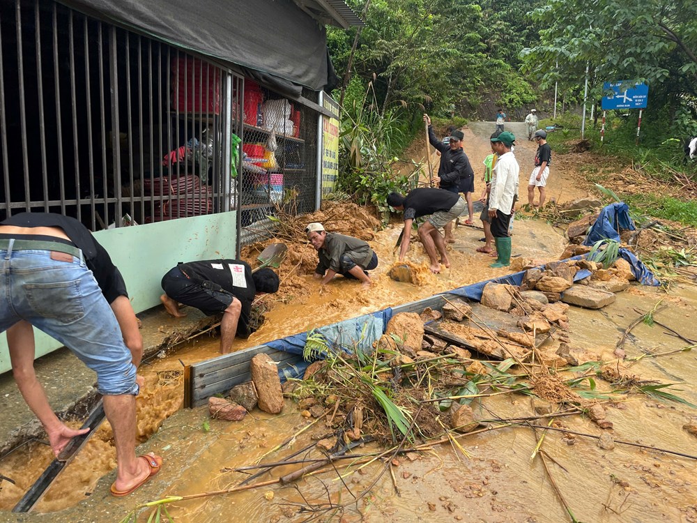 Khẩn trương khắc phục hậu quả mưa lũ, chủ động ứng phó với bão số 13 - ảnh 10