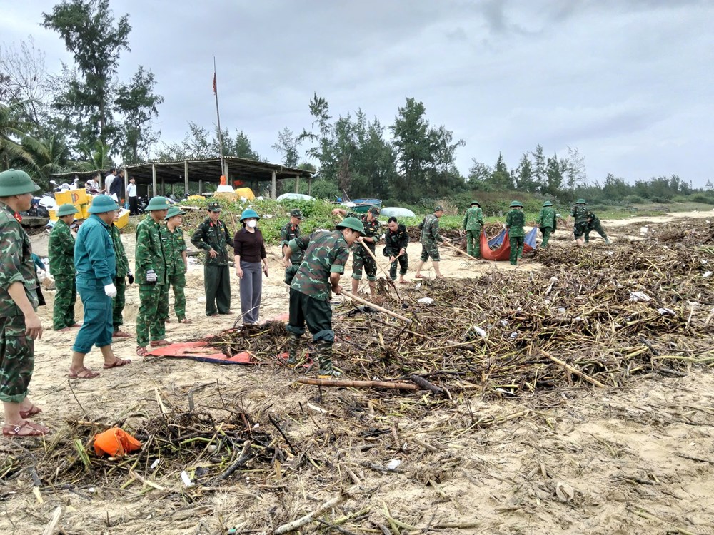 Khẩn trương khắc phục hậu quả mưa lũ, chủ động ứng phó với bão số 13 - ảnh 15