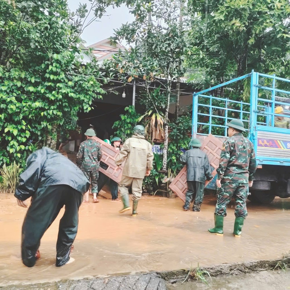 Khẩn trương khắc phục hậu quả mưa lũ, chủ động ứng phó với bão số 13 - ảnh 1