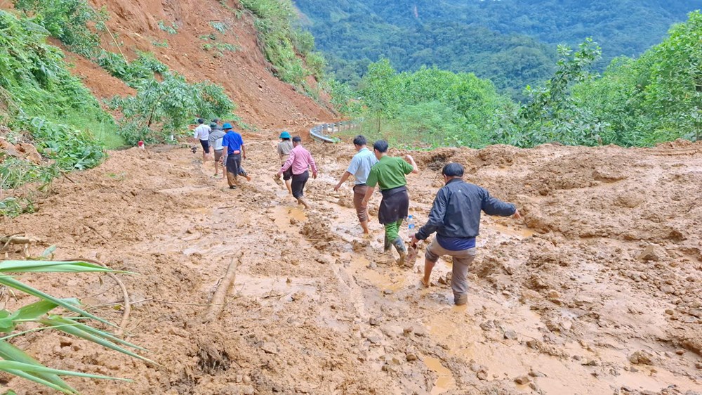 Khẩn trương khắc phục hậu quả mưa lũ, chủ động ứng phó với bão số 13 - ảnh 12