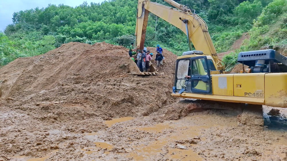 Khẩn trương khắc phục hậu quả mưa lũ, chủ động ứng phó với bão số 13 - ảnh 11