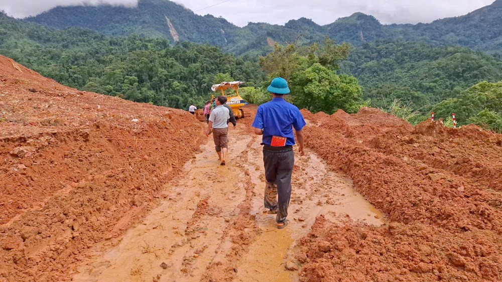 Khẩn trương khắc phục hậu quả mưa lũ, chủ động ứng phó với bão số 13 - ảnh 8