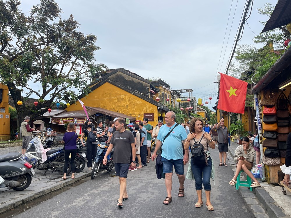 Khẩn trương khắc phục hậu quả mưa lũ, chủ động ứng phó với bão số 13 - ảnh 17