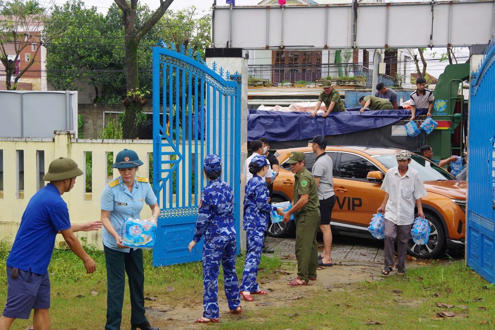 Hội phụ nữ Vùng cảnh sát biển 2 thăm hỏi, tặng quà người dân vùng lũ lụt - ảnh 1