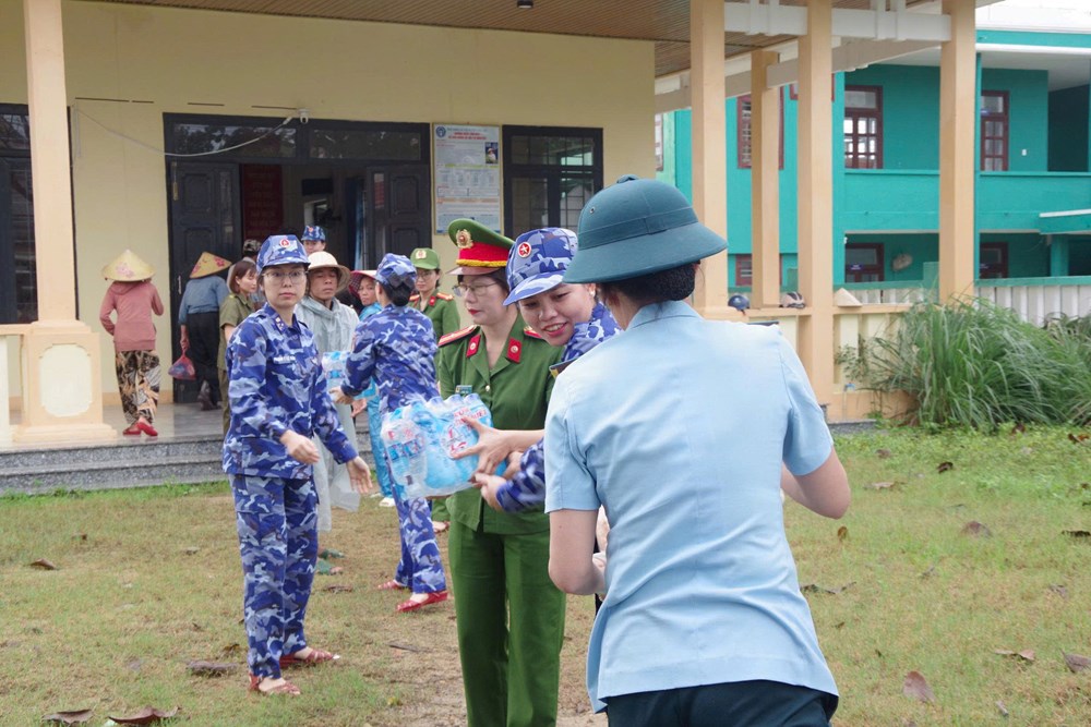 Hội phụ nữ Vùng cảnh sát biển 2 thăm hỏi, tặng quà người dân vùng lũ lụt - ảnh 2