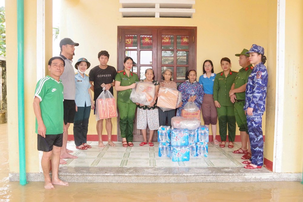 Hội phụ nữ Vùng cảnh sát biển 2 thăm hỏi, tặng quà người dân vùng lũ lụt - ảnh 4