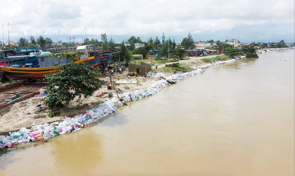 Khẩn trương khắc phục sạt lở bờ biển trước khi bão số 13 đổ bộ - ảnh 6