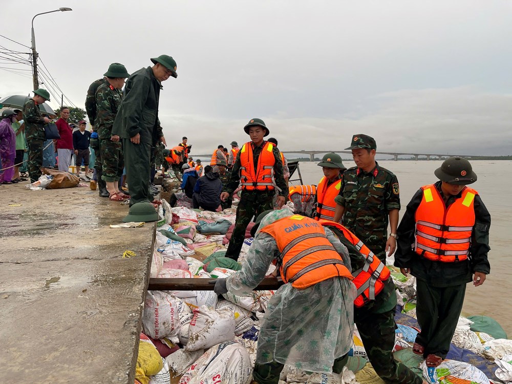 Khẩn trương khắc phục sạt lở bờ biển trước khi bão số 13 đổ bộ - ảnh 7