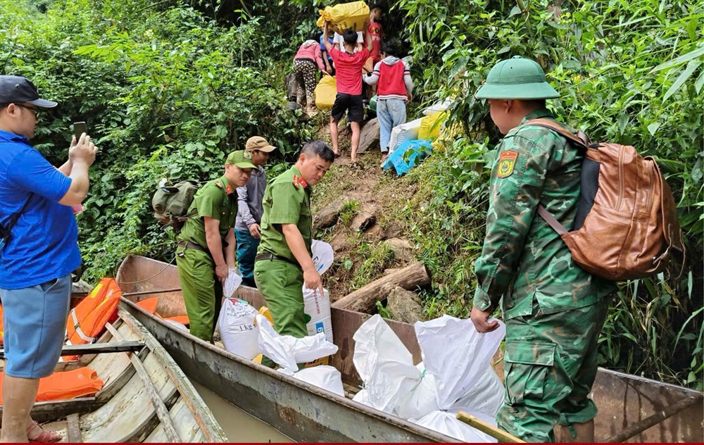Hối hả chằng chống nhà cửa, gặt lúa,…”chạy” bão số 13 - ảnh 8