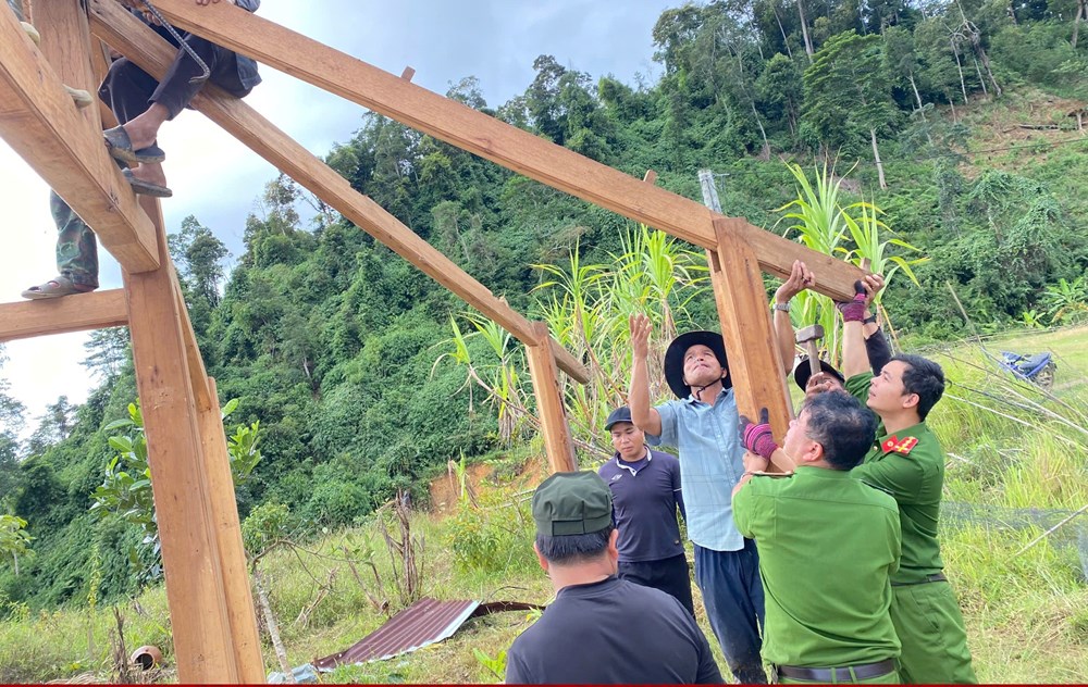 Hối hả chằng chống nhà cửa, gặt lúa,…”chạy” bão số 13 - ảnh 7