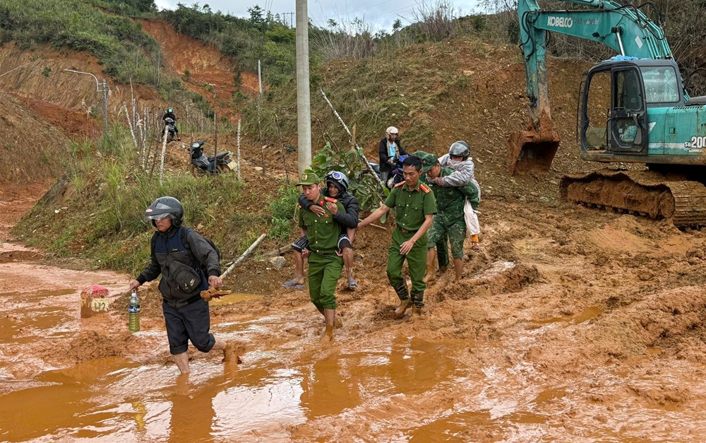 Hối hả chằng chống nhà cửa, gặt lúa,…”chạy” bão số 13 - ảnh 9