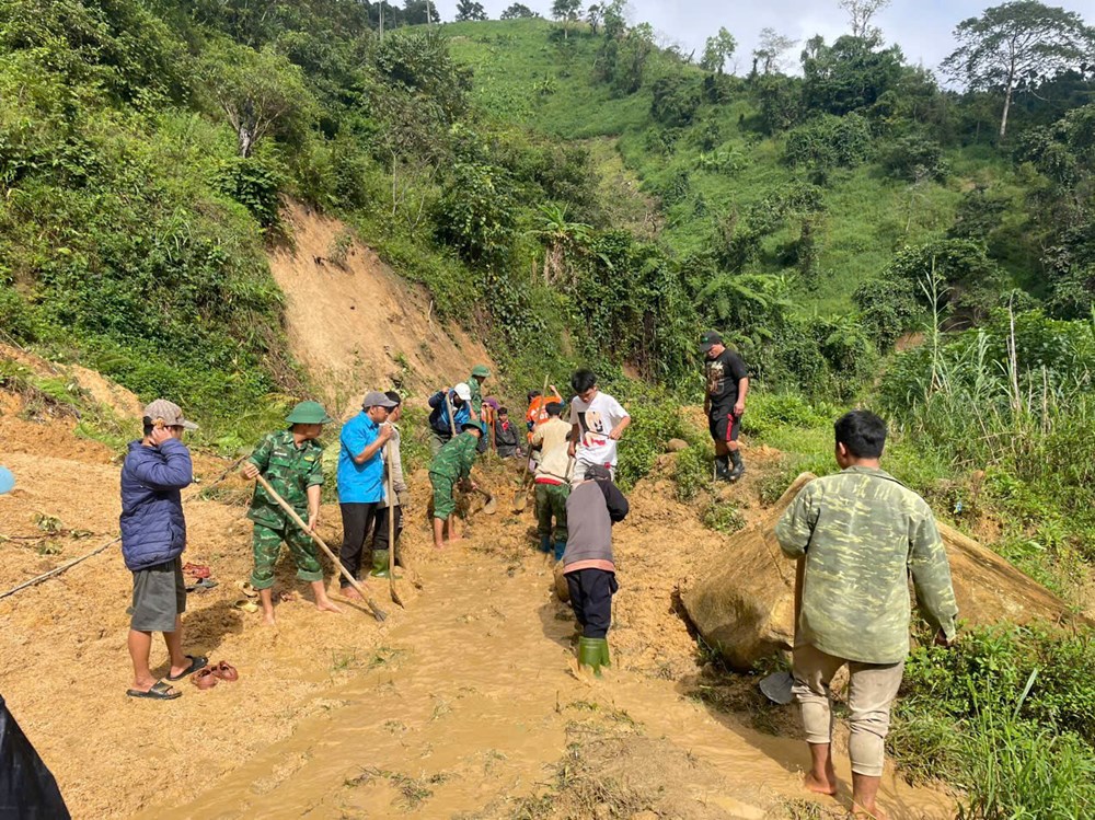 Hối hả chằng chống nhà cửa, gặt lúa,…”chạy” bão số 13 - ảnh 5