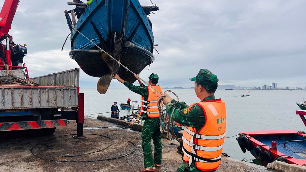 Hối hả chằng chống nhà cửa, gặt lúa,…”chạy” bão số 13 - ảnh 10