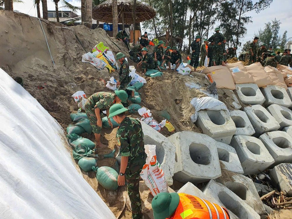 Khẩn trương khắc phục sạt lở bờ biển trước khi bão số 13 đổ bộ - ảnh 5